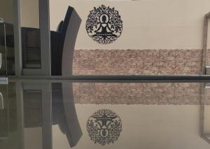 梅莱纳拉Diamond Buddha的墙上有两块板的玻璃桌