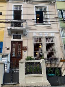 里约热内卢发现旅舍的带阳台和门的建筑