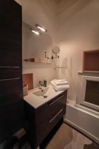 贝休恩MAISON RENARD的一间带水槽和镜子的浴室