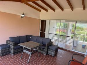 里奥阿托Costa Blanca Villas Lopez的客厅配有沙发和桌子