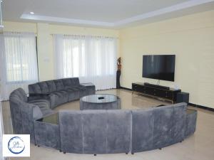 希亚丰加Villa Anastasia的带沙发和平面电视的客厅