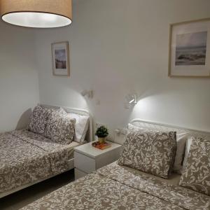 托雷维耶哈Stay in Torrevieja的一间带两张床和一张沙发的客厅