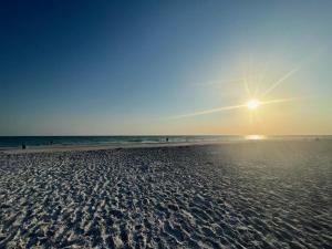 圣徒皮特海滩EBBTIDE INN的阳光在海洋上空升起的沙滩