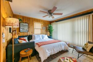 LindstromLakefront, wildlife Cabin retreat - Sauna optional的一间卧室配有一张床和吊扇