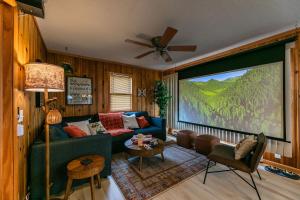 LindstromLakefront, wildlife Cabin retreat - Sauna optional的客厅设有蓝色的沙发和大窗户