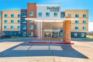 科珀斯克里斯蒂Fairfield Inn & Suites by Marriott Corpus Christi Central的前面有停车位的大楼