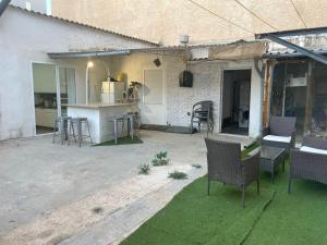 马萨龙Apartamento con gran terraza的一个带桌椅的庭院和一间厨房