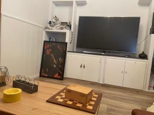 马萨龙Apartamento con gran terraza的客厅配有大电视和桌子