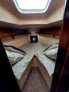 艾克斯莱班Voilier Sunbeam Yachts 27,5 à quai au Grand Port Aix les Bains的船中心的小床