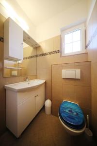 比比涅Rooms & Studio apartmani Flower的浴室设有蓝色的卫生间和水槽。
