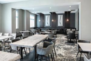 切尔西Fairfield Inn & Suites by Marriott Boston Logan Airport/Chelsea的用餐室设有桌椅和窗户。