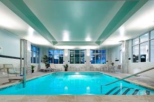 切尔西Fairfield Inn & Suites by Marriott Boston Logan Airport/Chelsea的大楼内一个蓝色的大型游泳池