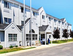 罗切斯特Microtel Inn & Suites by Wyndham Rochester North Mayo Clinic的街道边的白色大建筑