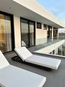 伊察Luxury House Buena vista的大楼内的阳台配有2张白色的床