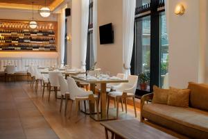 纽约曼哈顿西中城福朋喜来登酒店的餐厅设有桌椅和沙发。
