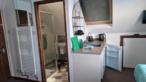 浦耳Chezzas的一个带水槽和柜台的小厨房