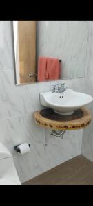 圣玛尔塔Glamping MINKAWAY的浴室设有白色水槽和镜子