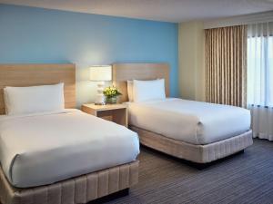 新奥尔良Sonesta ES Suites New Orleans Downtown的酒店客房设有两张床和窗户。