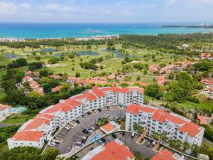 里奥格兰德Spectacular View 4Bd 4Ba Penthouse, Wyndham Rio Grande Resort! 10min drive to Beach, Sleeps 9!的享有度假胜地的空中景致,以海洋为背景