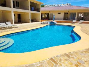 普拉亚埃尔莫萨Hermosa Paradise的酒店前方的大型游泳池