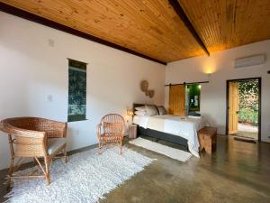 圣本图-杜萨普卡伊Casa do Galgo的卧室配有一张床和一张桌子及椅子