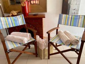 努尔德3-bedroom villa with a jacuzzi的两个摇椅和一个壁炉