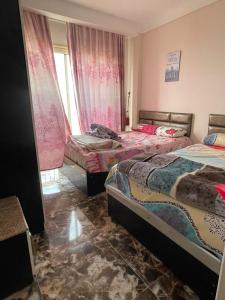 马特鲁港شقه فندقيه مطله على البحر的一间卧室设有两张床和窗户。