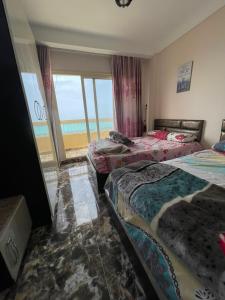 马特鲁港شقه فندقيه مطله على البحر的海景客房 - 带三张床
