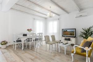 纳克索乔拉Villa Nektar, Luxury Apartment in Chora Naxos的白色的客厅配有桌椅