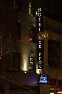 旧金山格里芬酒店的夜间大楼一侧的酒店标志