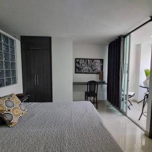 布卡拉曼加Ardival apartment - WAIWA HOST的一间卧室配有一张床和一张书桌