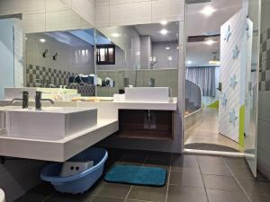 玉里镇拾光悠宿的大型浴室设有水槽和淋浴。
