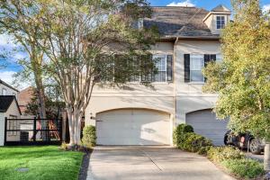 休斯顿Spacious & Intimate Townhome near TMC/NRG Stadium/Rice Village的院子内有两扇车库门的房子