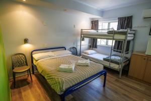 凯恩斯YHA Cairns Central的一间卧室配有一张床和一张双层床。
