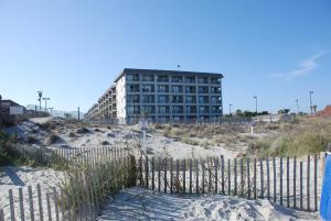 默特尔比奇美特尔海滩度假酒店的海滩上的建筑,在沙滩上设置了围栏