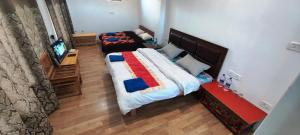 列城Lynx near Leh airport的一间卧室配有两张床和电视。
