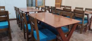 列城Lynx near Leh airport的房间里的一排木桌和椅子