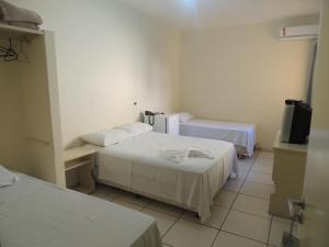 阿基道阿纳Hotel Beira Rio的酒店客房设有两张床和电视。
