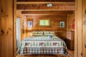 鸽子谷Cozy cabin with a mountain view的小木屋内一间卧室,配有一张床