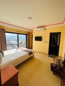 萨帕萨帕派拉蒙酒店的酒店客房设有一张床和一个大窗户