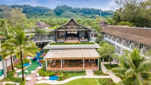 蔻立Outrigger Khao Lak Beach Resort - SHA Extra Plus的享有带游泳池的度假村的空中景致