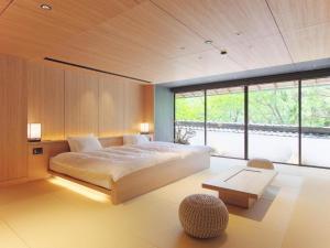 京都南禅寺入口菊水传统日式旅馆的一间卧室设有一张大床和一个大窗户