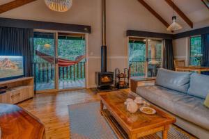 蒙特维尔 纳罗斯热带雨林消遣度假酒店的带沙发和壁炉的客厅