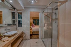 蒙特维尔 纳罗斯热带雨林消遣度假酒店的带淋浴和盥洗盆的浴室
