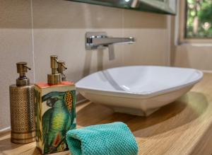 蒙特维尔 纳罗斯热带雨林消遣度假酒店的浴室配有盥洗盆和浴缸。