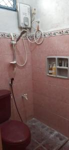 SentoolSinggah Macanan的带淋浴和卫生间的浴室。