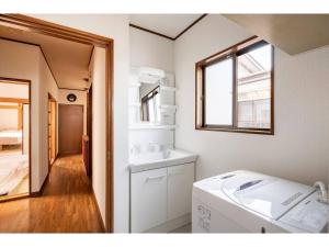 日光Nikko Main Street House - Vacation STAY 04324v的一间带水槽和洗衣机的浴室