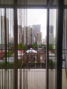 巴统Family apartament的从窗户可欣赏到城市天际线的景色
