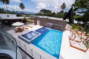 hermosa cabaña multinivel para pareja的享有房子游泳池的顶部景色