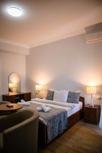巴统老城酒店的酒店客房配有一张床铺和一张桌子。